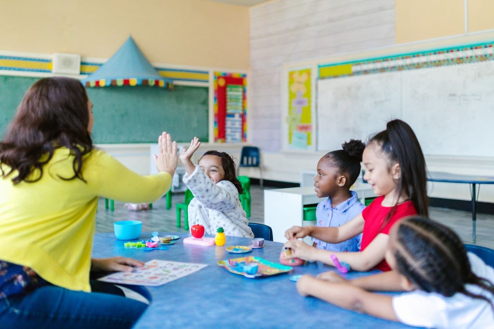 Enfants en classe avec leur enseignante
